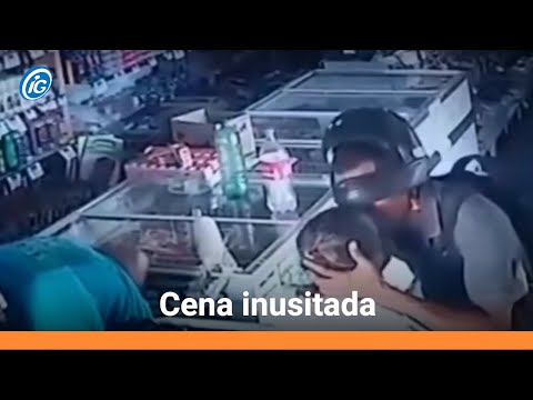 Ladrão dá beijo em idosa e recusa dinheiro dela durante assalto