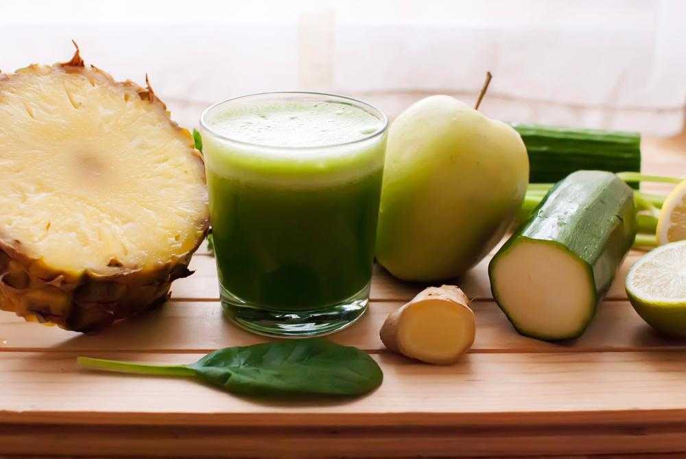 Suco de abacaxi, aipo, pepino, gengibre e limão para eliminar a barriga f