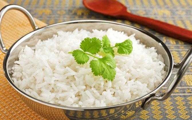 Como tornar o arroz branco mais saudável e menos calórico