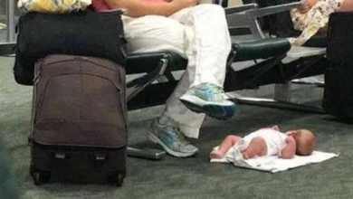 O verdadeiro motivo para uma mãe deixar seu bebê no chão enquanto usa o celular d