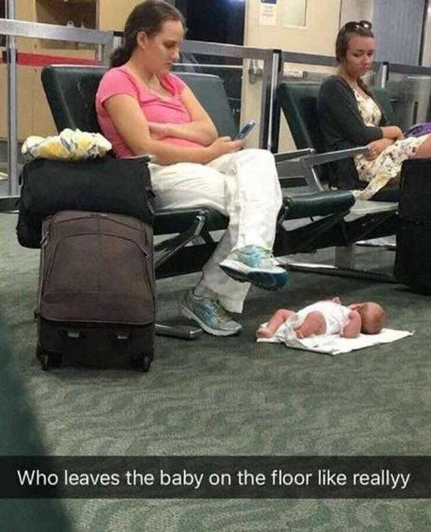 O verdadeiro motivo para uma mãe deixar seu bebê no chão enquanto usa o celular d