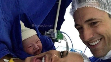 Recém-nascido faz sucesso na internet com sorrisão