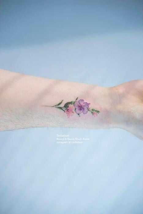 tatuagem floral fundo azul