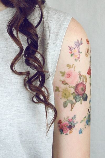 braço tatuagem cores florais