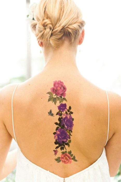 flores cor de rosa volta tatuagem