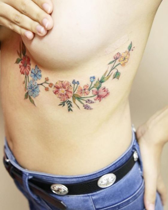 seios costuillas flores coloridas tatuagem