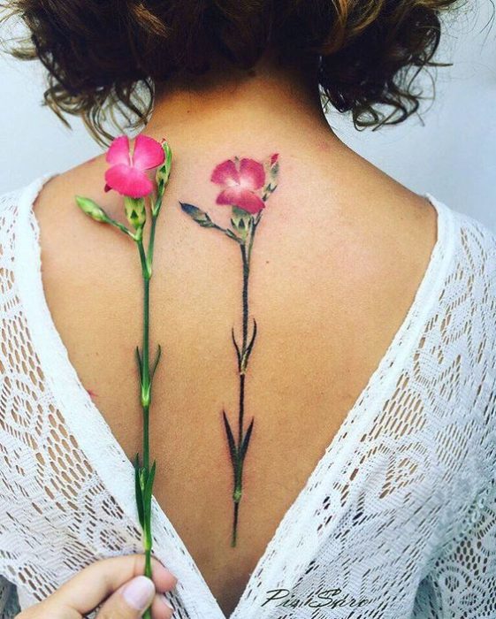 flor rosa tatuagem de volta