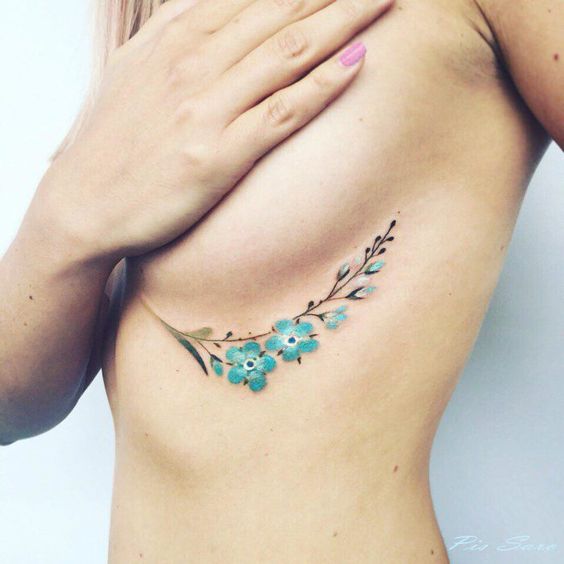 tatuagem de flor azul seios costelas