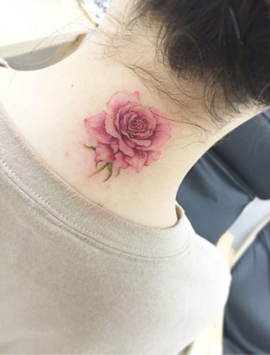 tatuagem de flor pescoço