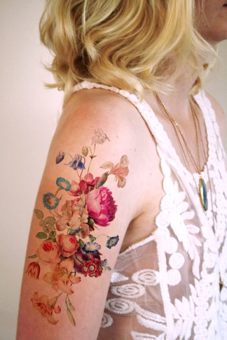 tatuagem aquarelas ombro