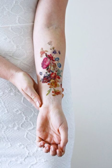 Tatuagem aquarelas flores coloridas