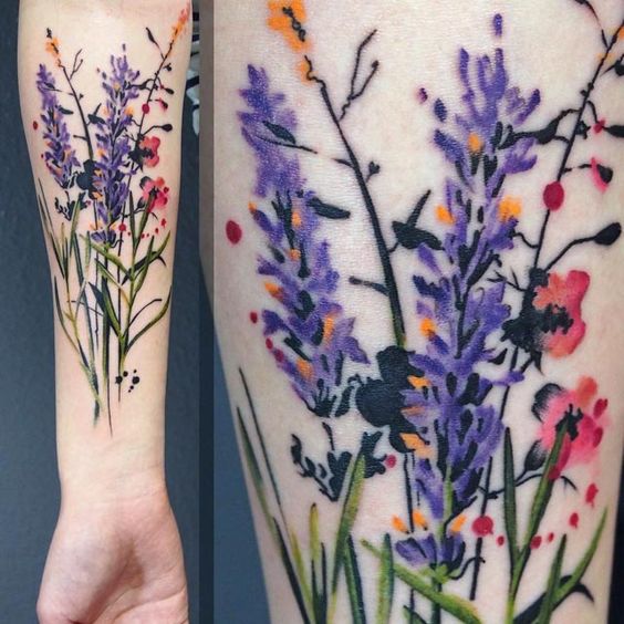 lilás e tatuagens florais vermelhos