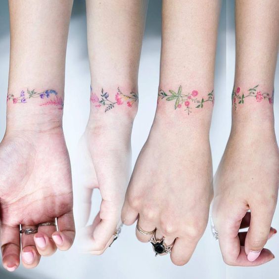 tatuagem mãos flor