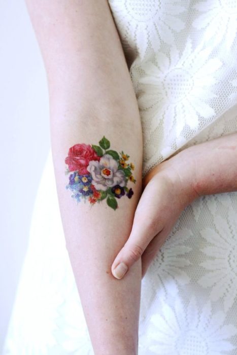 braço tatuagem flores vermelhas