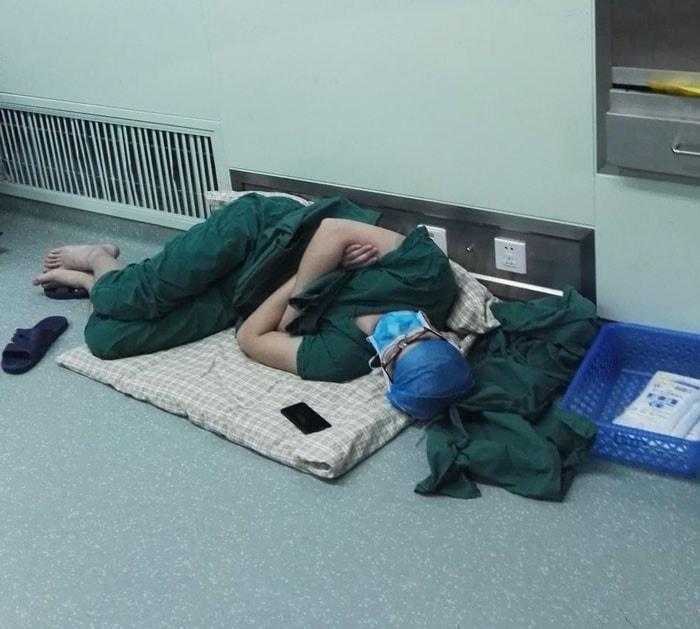 Esse cirurgião dormiu no chão do hospital após realizar 5 operações seguidas! O mundo todo aplaude de pé! a