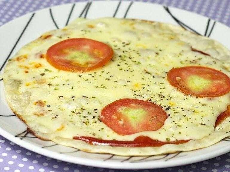 Pizza de frigideira e molho de tomate