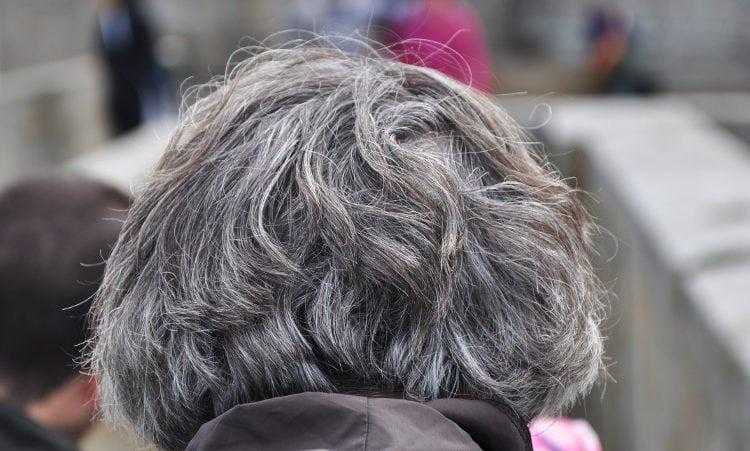 4 razões pelas quais seu cabelo está ficando grisalho antes do esperado d