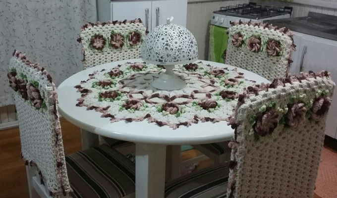 jogo de mesa e cadeiras em crochê 