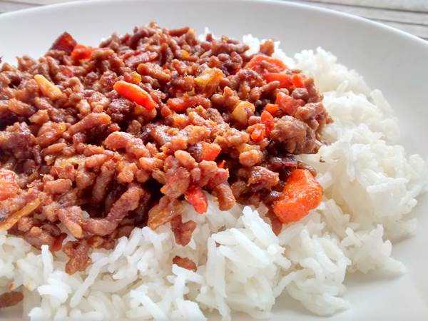 Carne picada com arroz branco