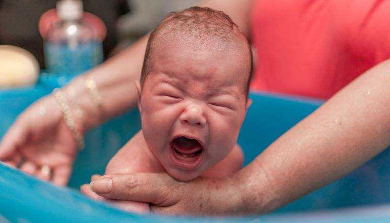Cuidado para não cometer erro ao dar banho em bebê nos dias frios