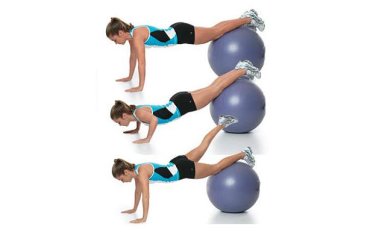 Flexões com bola suíça é um dos exercícios para movimentar o corpo inteiro e emagrecer