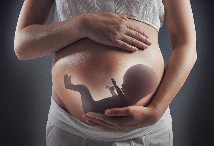 9 coisas incríveis que o bebê sente quando está no útero d