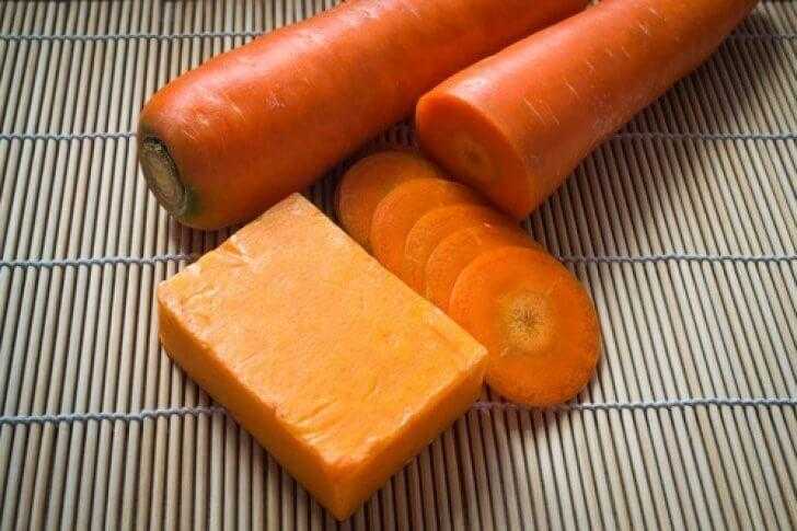 Como fazer um sabonete caseiro de cenoura para cuidar da pele 1f