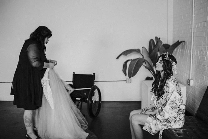 Mulher paralisada surpreende ao se levantar para andar pelo corredor durante seu casamento