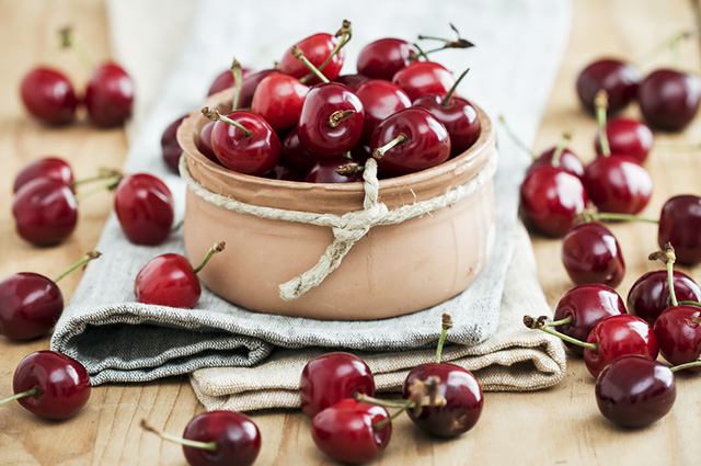 Além do suco de cereja, alguns outros alimentos naturais podem ajudar a combater a insônia