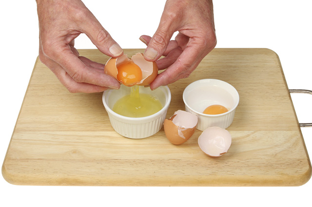 O consumo da clara de ovo favorece a hipertrofia muscular