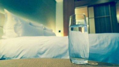 Você tem o costume de deixar um copo de água ao lado da cama antes de dormir?…Depois de ler esse artigo, você vai parar de fazer ISSO imediatamente!