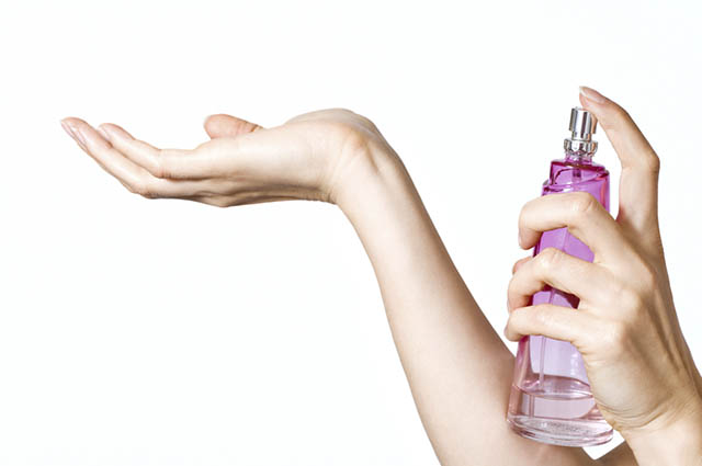 Hidratantes, perfumes e loções podem salientar ainda mais o cheiro da água sanitária