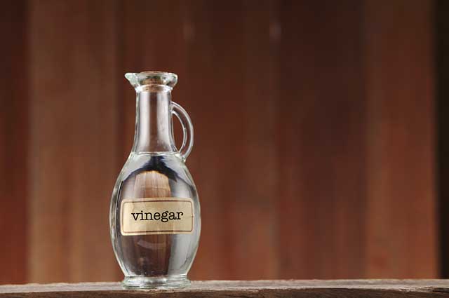 O vinagre é um dos produtos com mais eficácia quando o assunto é tirar cheiro de água sanitária das mãos