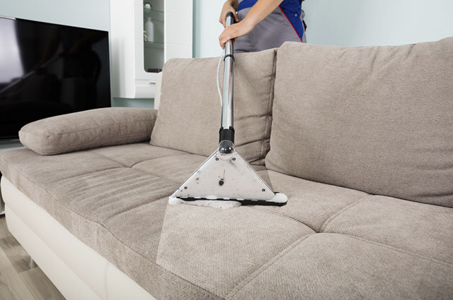 A limpeza do sofá com o aspirador de pó, além de melhorar a aparência, elimina ácaros