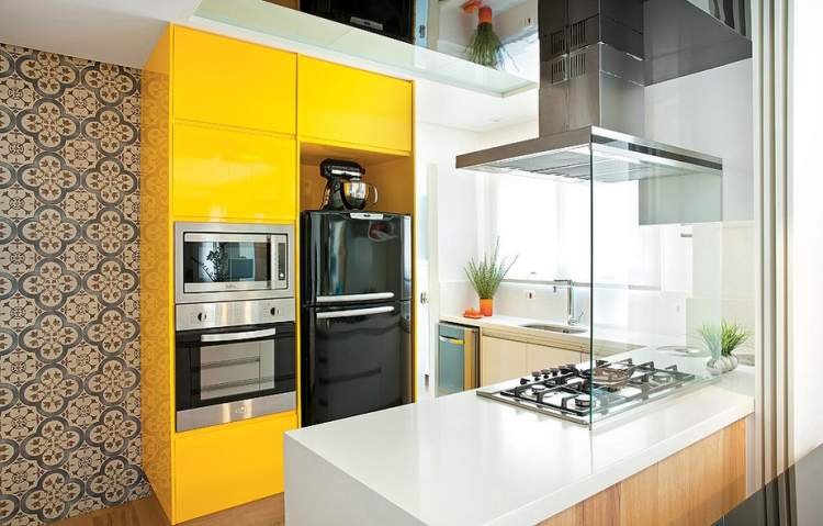 Cozinha em Amarelo e Preto
