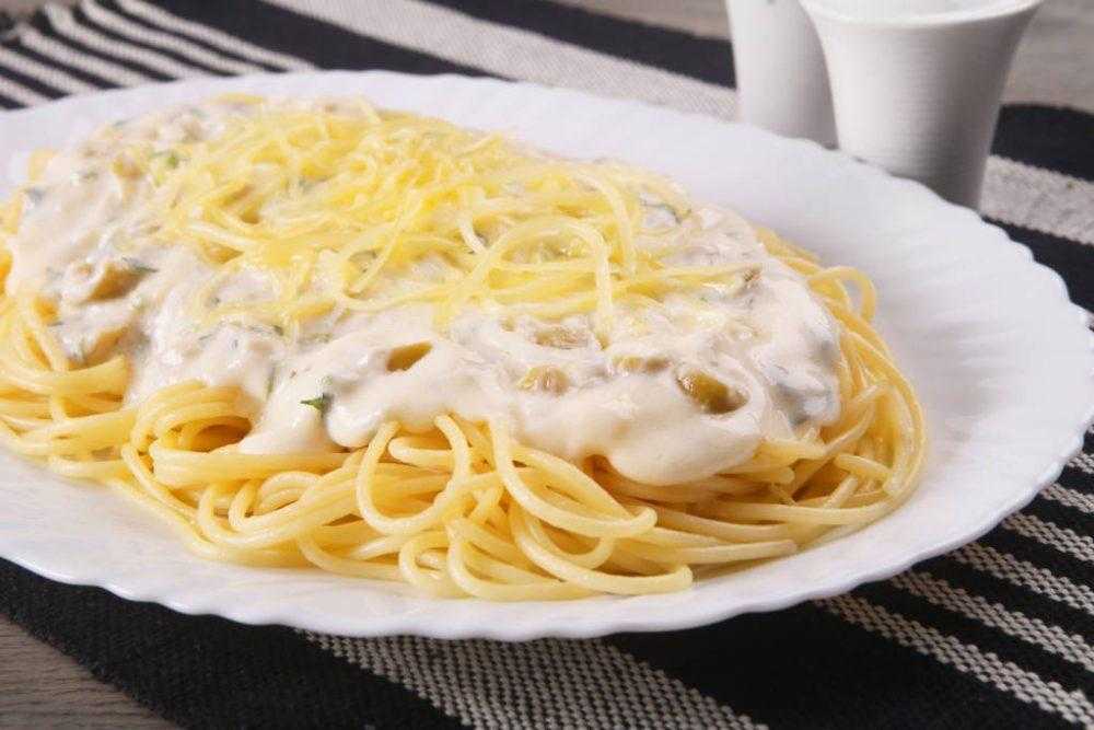 Espaguete com molho de requeijão e maionese