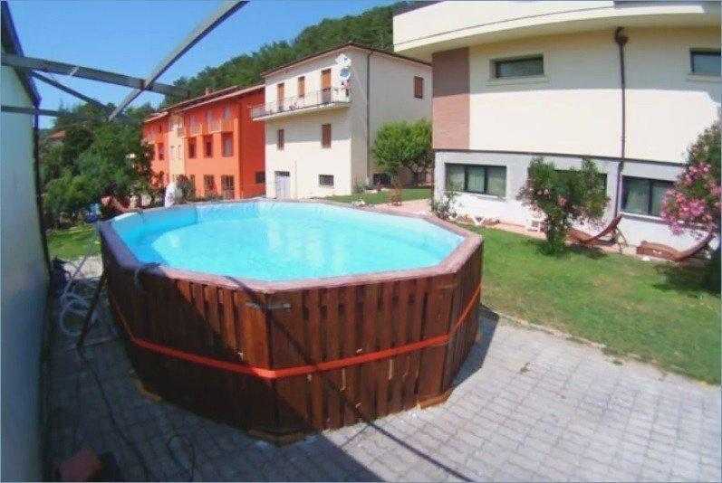 Como construir uma piscina com paletes de madeira