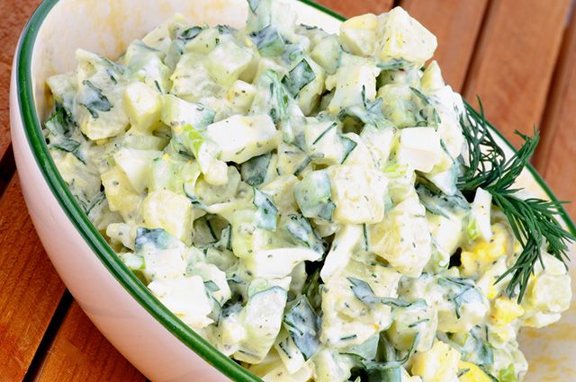 A salada de maionese simples light é fácil de preparar e é muito saudável