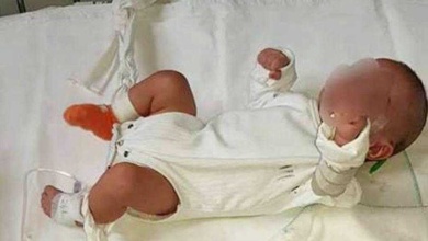 Enfermeira amarra bebê de 5 meses em hospital e mãe desabafa