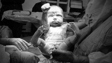 Bebê nasce fazendo a pose do Super-Homem e foto viraliza