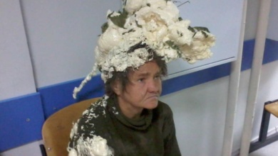 Mulher confunde espuma de construção com espuma de cabelo e vai parar ao hospital