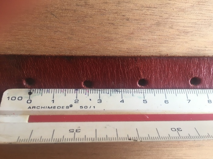 medir furos no cinto de couro 