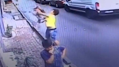 Adolescente salva criança caindo de janela do 2º andar de prédio na Turquia