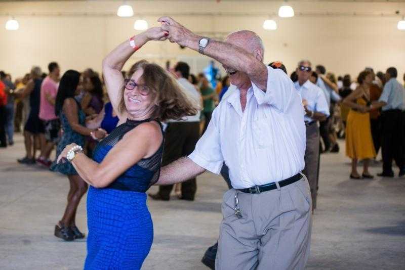 Dançar atrasa envelhecimento. Conheça 6 benefícios da dança segundo a ciência d