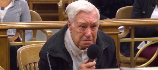 Resultado de imagem para Juiz perdoa multa de trÃ¢nsito de idoso de 96 anos que levava o filho de 63 com cÃ¢ncer ao mÃ©dico