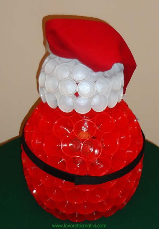 Papai Noel de enfeite com copos descartáveis