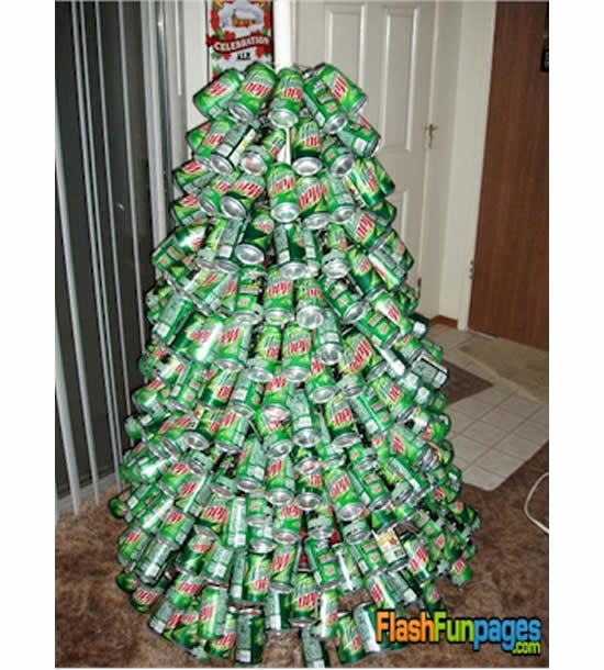 Árvore de Natal com latas
