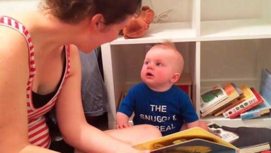 Bebê apaixonado por livros chora toda vez que uma história termina