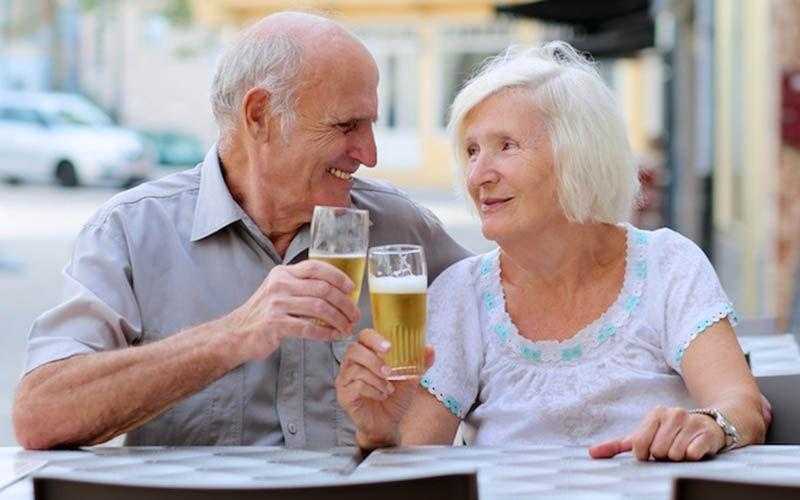 Estudo afirma que beber cerveja e café aumentam as chances de chegar aos 90 anos!