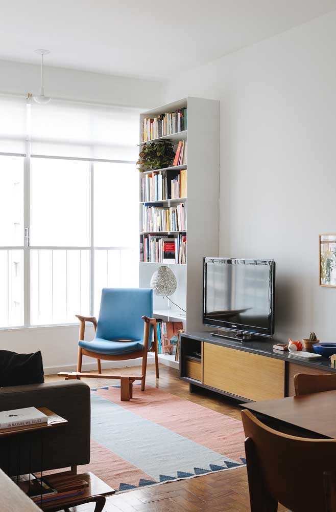 Você pode perfeitamente fazer uma sala de TV simples.